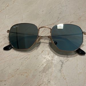 Ray and hexogonal flat lenses in blue/reflective